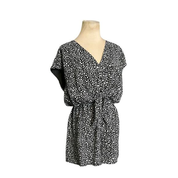 She Sky black white print cap sleeves front bow romper size Large - Picture 8 of 15